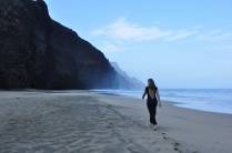 Pela manhã, caminhando pela praia de Kalalau, na Na'Pali Coast, costa norte de Kauai, no Havaí